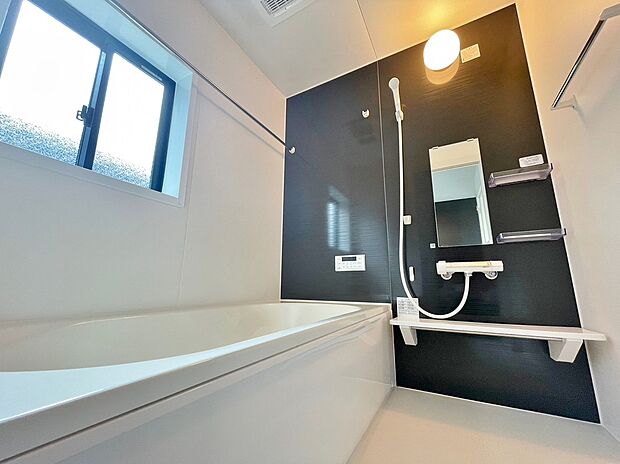 【浴室（2号棟）】浴室は湿気がたまりやすく、換気扇だけではどうしてもカビが出てしまいやすい場所。窓があるだけで、あっという間に換気ができますのでお風呂のカビお掃除も気持ちが良いです。
