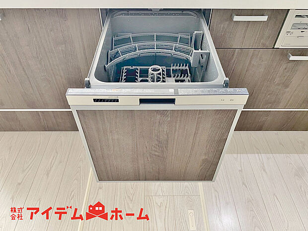 【■1号棟■ 食洗器】食器洗乾燥機付きなので手間・時間をかけず、効率よく食器類を洗浄♪家事の時間を大幅に短縮出来ます。
かつ節水効果にも優れており、スライド式なので場所も取りません。