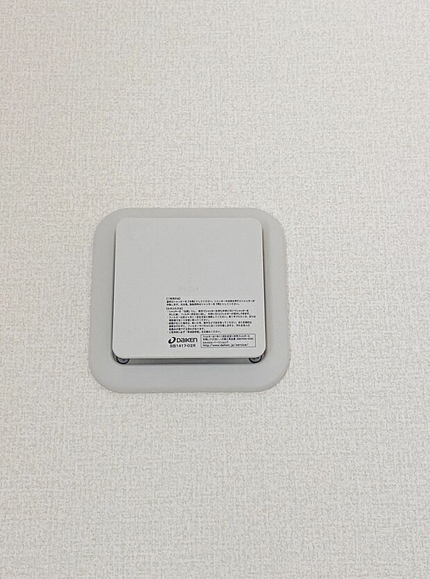 【同仕様写真 24時間換気システム】お部屋の中の空気を24時間循環・換気するシステムです。
きれいな空気を取り入れることができ、カビを発生させる結露や湿気を防ぐことに役立ちます。