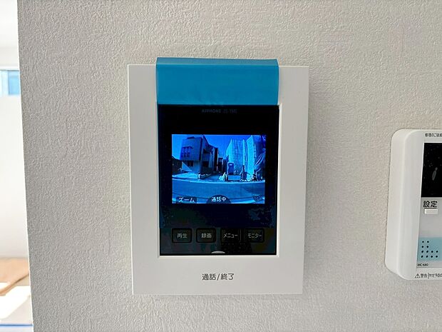 【TVモニター付インターホン】奥様やお子さんのみの在宅も安心。ボタンひとつで通話が可能です。
突然の来訪も時間帯に関係なく鮮明な画像で確認することが出来ます。