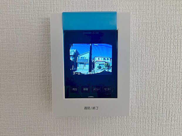 【TVモニター付インターホン】奥様やお子さんのみの在宅も安心。ボタンひとつで通話が可能です。
突然の来訪も時間帯に関係なく鮮明な画像で確認することが出来ます。