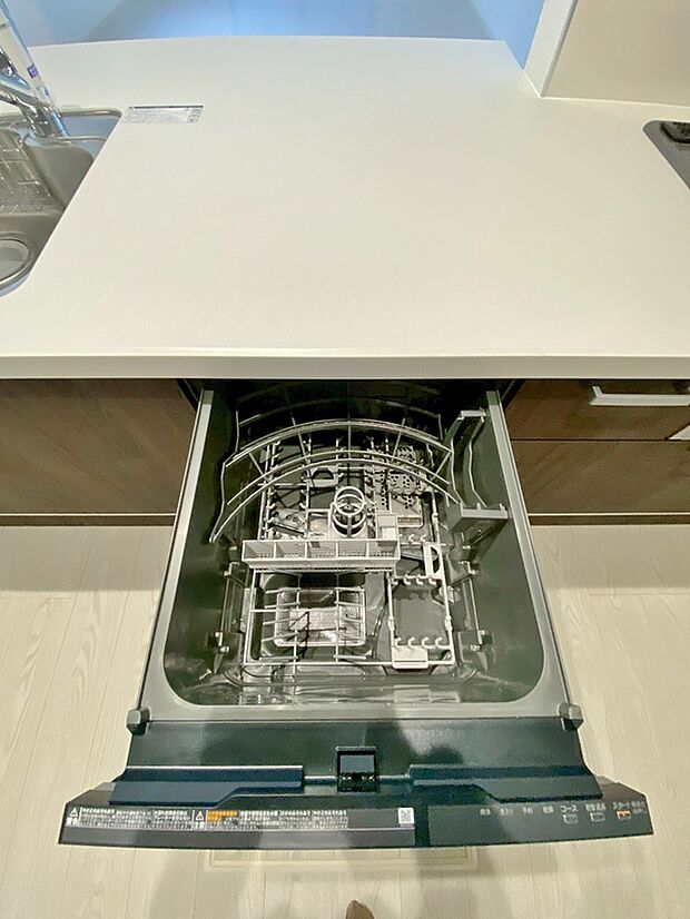 【食器洗乾燥機】手間・時間をかけず、効率よく食器類を洗浄♪家事の時間を大幅に短縮出来ます。
かつ節水効果にも優れた食洗機を標準装備。スライド式なので場所も取りません。