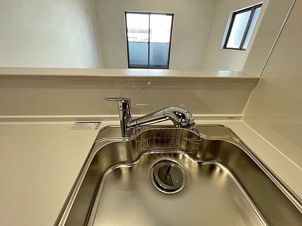 【■1号棟■ 浄水器内蔵型水栓】しっかりと塩素を除去。毎日おいしいお水を楽しめます。
塩素によるお野菜のビタミン破壊も抑止出来ます。