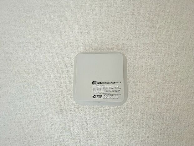 【1号棟 24時間換気システム】お部屋の中の空気を24時間循環・換気するシステムです。
きれいな空気を取り入れることができ、カビを発生させる結露や湿気を防ぐことに役立ちます。