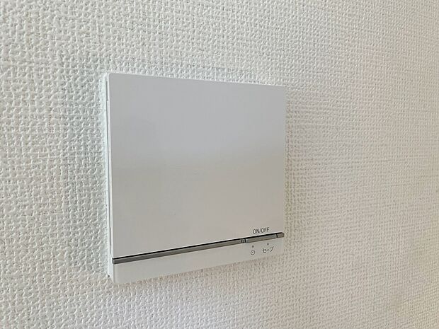 【床暖房】足元からじんわりとお部屋を温めてくれます。
空気を汚すことがないので衛生的で乾燥もないので快適に過ごすことが出来ます。
場所も取らないので器具が邪魔になることもありません。