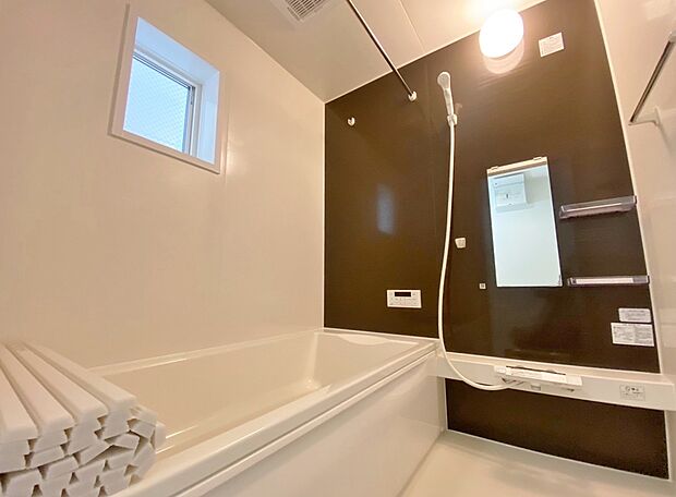 【浴室】浴室は湿気がたまりやすく、換気扇だけではどうしてもカビが出てしまいやすい場所。窓があるだけで、あっという間に換気ができますのでお風呂のカビお掃除も気持ちが良いです。
