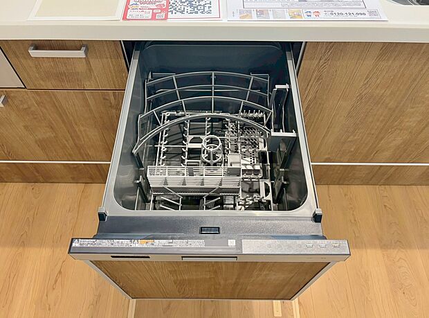 【■2号棟■ 食器洗乾燥機】手間・時間をかけず、効率よく食器類を洗浄♪家事の時間を大幅に短縮出来ます。
かつ節水効果にも優れた食洗機を標準装備。スライド式なので場所も取りません。