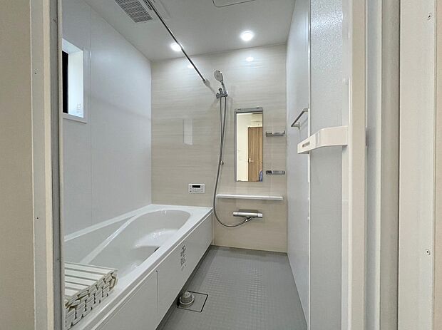 【浴室　1号棟】浴室は湿気がたまりやすく、換気扇だけではどうしてもカビが出てしまいやすい場所。窓があるだけで、あっという間に換気ができますのでお風呂のカビお掃除も気持ちが良いです。
