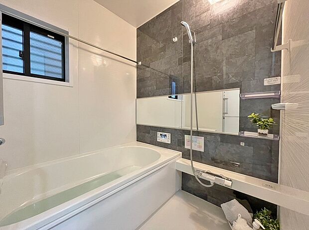 【浴室　5号棟】浴室は湿気がたまりやすく、換気扇だけではどうしてもカビが出てしまいやすい場所。窓があるだけで、あっという間に換気ができますのでお風呂のカビお掃除も気持ちが良いです。
