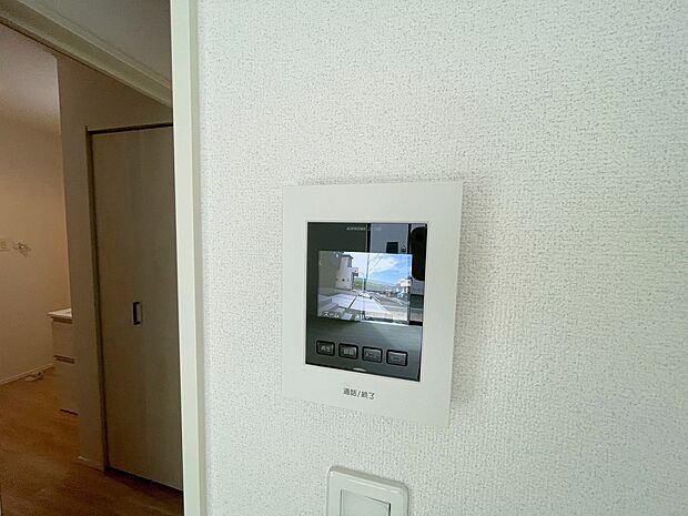 【■2号棟■ TVモニター付インターフォン】奥様やお子さんのみの在宅も安心。ボタンひとつで通話が可能です。
突然の来訪も時間帯に関係なく鮮明な画像で確認することが出来ます。