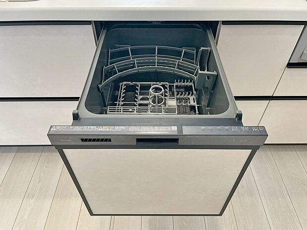 【食洗器】手間・時間をかけず、効率よく食器類を洗浄♪家事の時間を大幅に短縮出来ます。
かつ節水効果にも優れた食洗機を標準装備。スライド式なので場所も取りません。