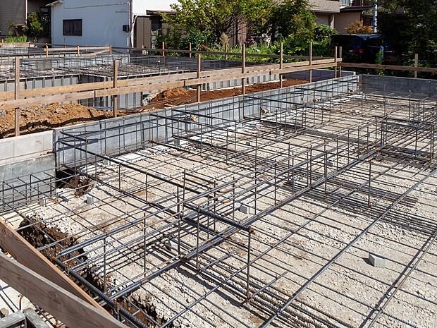 【ベタ基礎は「鉄筋コンクリート造」】耐震性を発揮する鉄筋入りスラブー体基礎を採用。