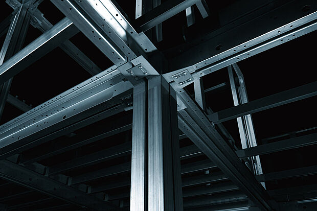 【■構造体　強靭なボックスラーメン構造】柱と梁を剛接合（一体化）させたラーメン構造。
ユニットを組み上げ、さらに強固になった
ボックスラーメン構造体は強い耐震性を持ち、
空間の自由度を高めます