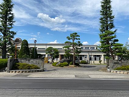 三郷中学校 約280m(徒歩4分)