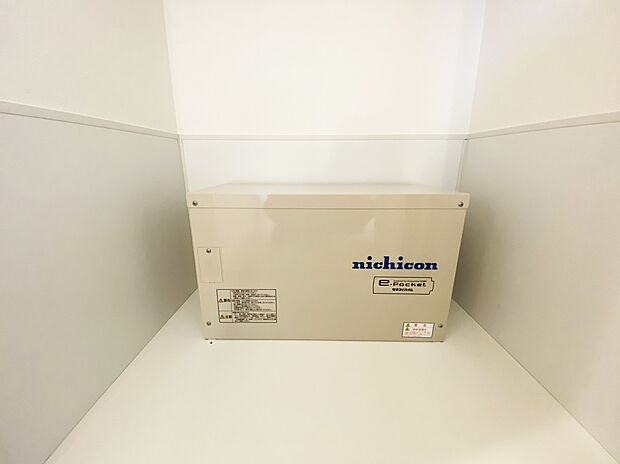 【蓄電池】太陽光発電システムで創った電力を貯めて使う
ことができます。停電時や災害時に、最低限の
生活を確保することができます。