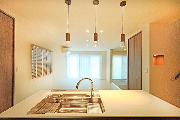 【[2号棟] キッチンからの眺め】リビング・和室や階段など様々見渡せます。「ただいま」「おかえり」が聞こえるキッチンです。
内観（2024年7月）撮影