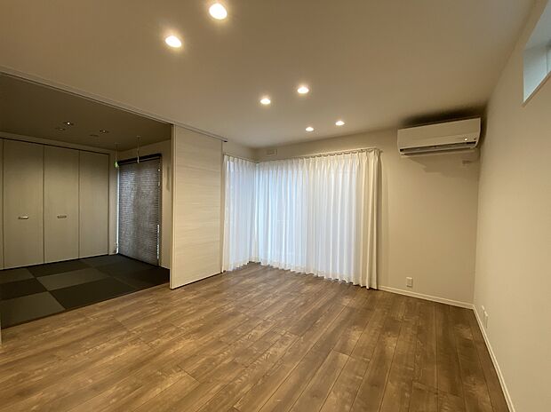 【リビング】扉で畳スペースとの空間を分けつつ、視線は遮らないためご家族の気配を感じやすい設計です。畳スペースはお子様の遊び場、昼寝、来客対応などに活用できます。1号棟◆リビング(2025年10月)撮影