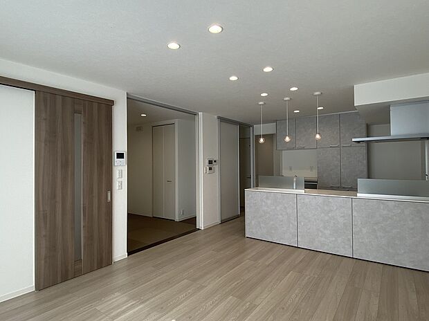 【LDK】グレー色のキッチンがLDK全体の雰囲気を格上げしてくれます。
3号地◆LDK(2025年10月)撮影