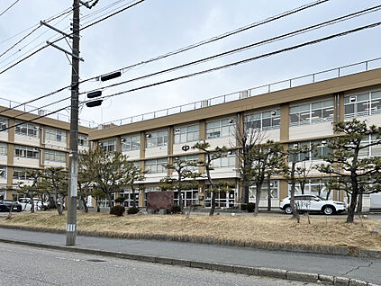 新潟市立上山中学校 約1,680m(徒歩21分)