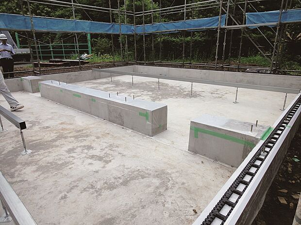 【ベタ基礎】建物をしっかり受け止めるベタ基礎。面で支えるから地盤にかかる負担も小さくでき、不同沈下による被害の軽減が期待出来ます(写真は2×6ユニット工法のものです)。
