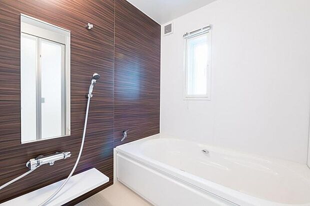 お手入れのしやすい浴室。水切れの良い浴室床で翌朝にはすっきり乾きます。（C棟：2022年3月撮影）