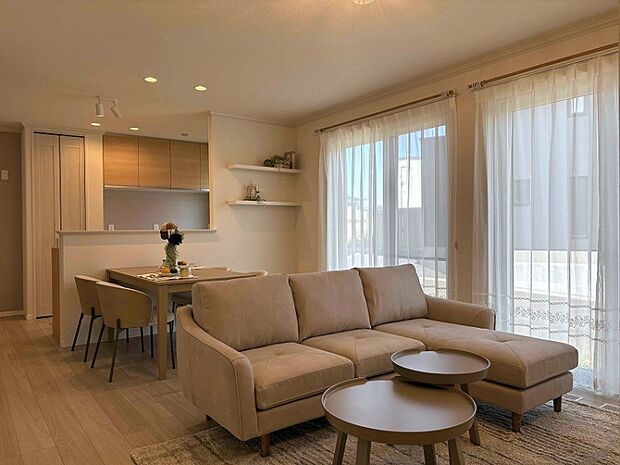 ナチュラルテイストで落ち着くLDK。ご家族でリラックスした時間を過ごせます（2025年9月撮影）