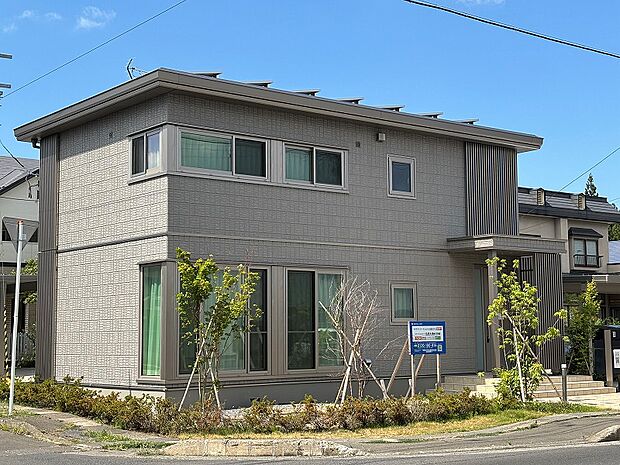 B棟外観/屋根付きカーポートが除雪負担を軽減(2025年8月撮影)