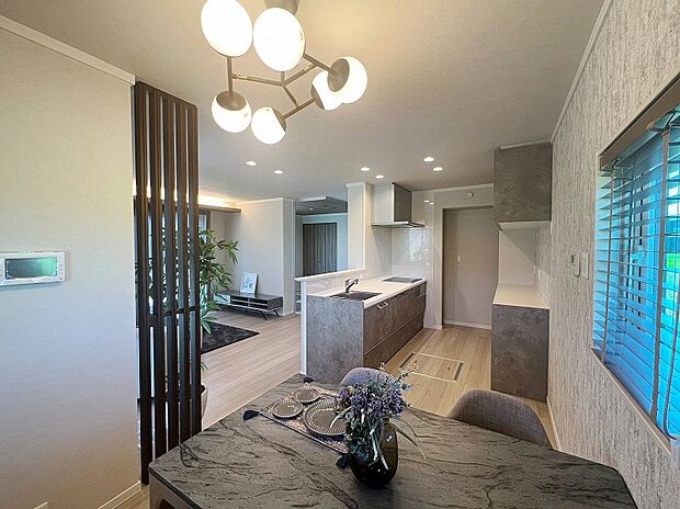 B棟ダイニング/落ち着く色合いのダイニングでゆったりと家族団欒の時間を過ごせます(2025年8月撮影)