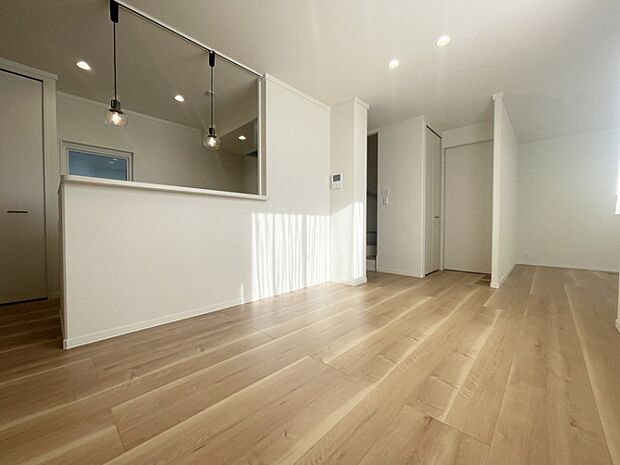 B棟ダイニング/ナチュラルな木目のフローリングとシンプルなデザインのダイニング。(2025年12月撮影)