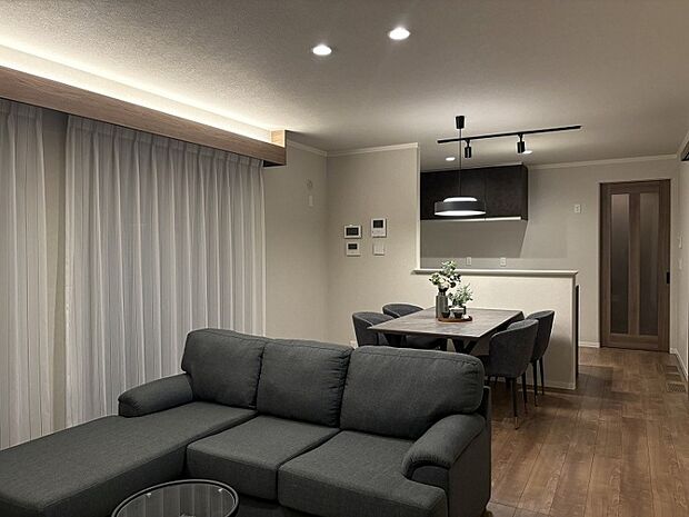 間接照明を設けたスタイリッシュな印象の約17.9帖LDK(2025年9月撮影)