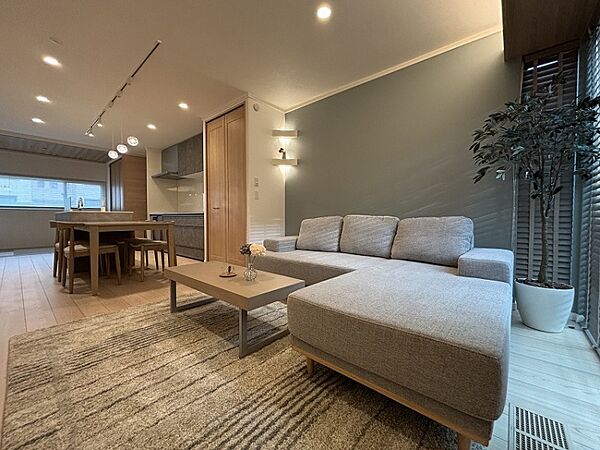 奥のタタミスペースまで広々使えるオープンなLDK