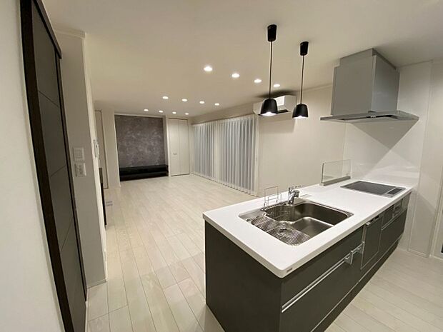 キッチンからはLDKを見渡すことができ、会話がしやすい明るく広々とした空間(2025年11月撮影)