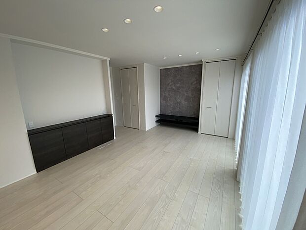 大開口で広く明るいリビング。間接照明とタイル調のクロスが日常を彩ります(2025年11月撮影)