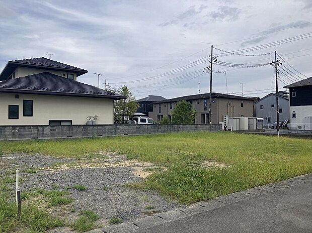 隣接する住宅とも距離がとられており、静かで落ち着いた暮らしを叶える分譲地です!(西から撮影)/2025年9月撮影