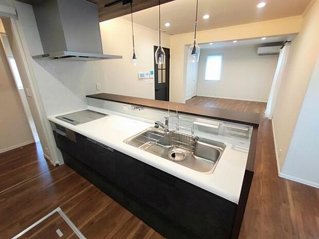 【モデルハウス(F棟)キッチン】南向きLDKでキッチンまで明るい光が差し込みます(2025年7月撮影)