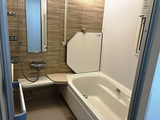 【C棟浴室（2023年11月撮影）】木調のアクセントを採用したバスルームでリラックス効果大