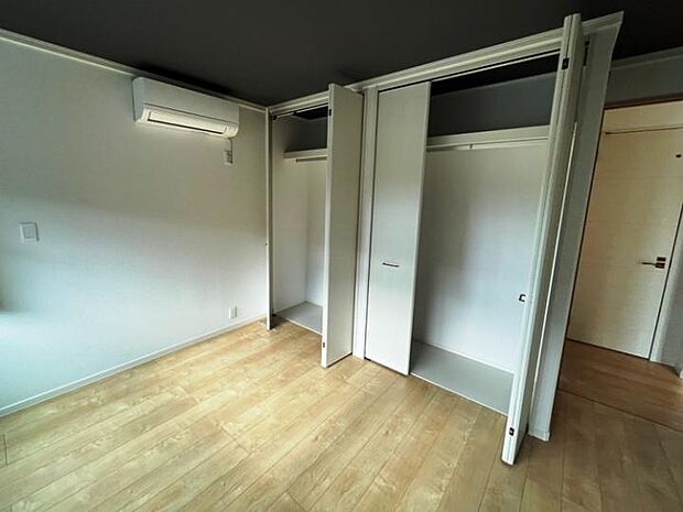 【C棟主寝室（2023年12月撮影）】主寝室には、ご主人用と奥様用それぞれの収納スペースが確保出来ており、寝室を有効活用できます