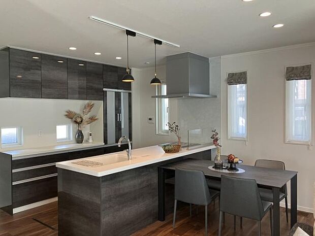 【D棟ダイニングキッチン】黒を基調としたダイニングキッチン。フルフラットキッチンの為目線を遮らずにコミュニケーションを取ることが出来ます。(2025年3月撮影)