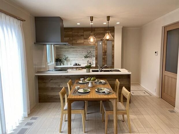 【ダイニング】日の光が入る明るく会話の弾むダイニング(2025年11月撮影)