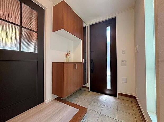 【A棟玄関】A棟玄関/カウンター付きの玄関収納は季節のお花やお好きなインテリアを置いても。(2025年8月撮影)