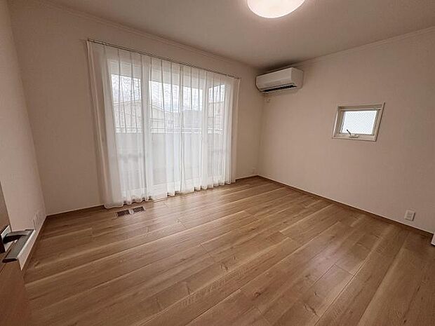 【B棟主寝室】バルコニーから明るい陽射しが差し込む7.5帖の主寝室。(B棟)