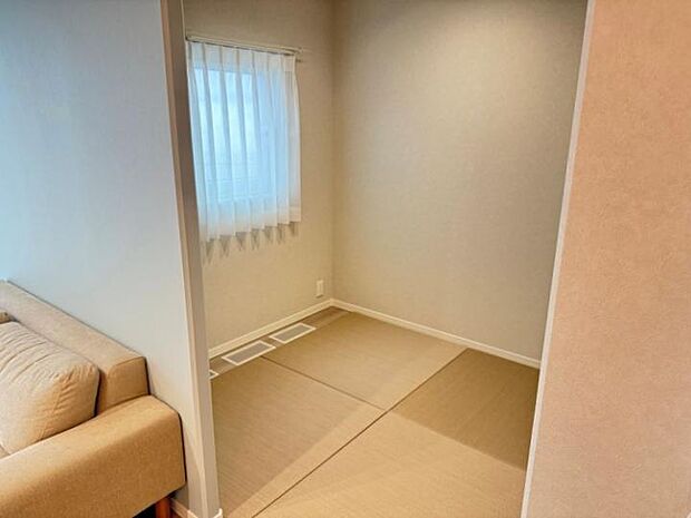 【C棟フリースペース】コンパクトなスペースでありながら、用途に応じて多目的に利用できる点が魅力、リビングと隣接しているため、家族とのコミュニケーションも取りやすいです。（2026年1月撮影）