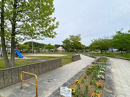 岡小名公園 約490~510m(徒歩7分)