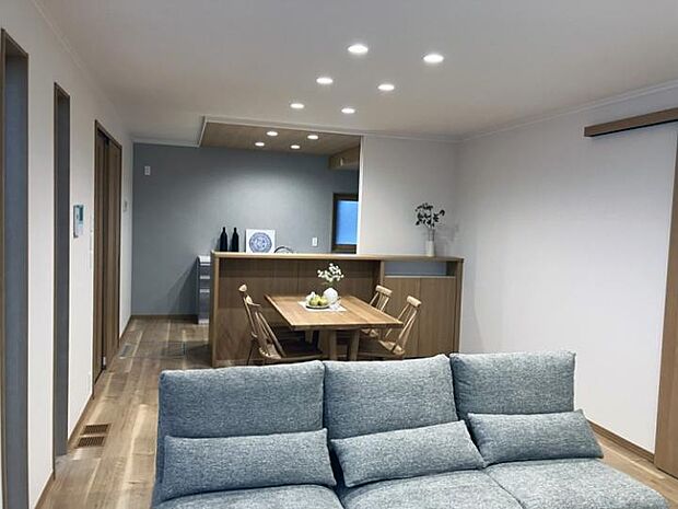 【B棟リビングダイニング】陽光降り注ぐ、明るく開放的なLDK。快適な新生活が、ここから始まります。(2025年11月撮影)