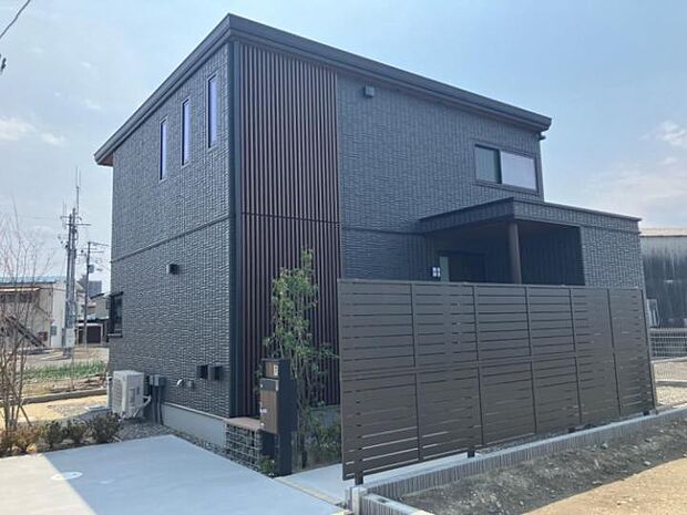 【F棟外観】玄関アプローチからみえる縦格子が印象的な外観。シンプルな中にも高級感を感じます。(2025年5月撮影)