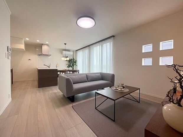 【B棟】繋がりを感じられるLDK。大開口の窓から日差しを取り込み、あたたかい空間に。(2025年6月撮影)