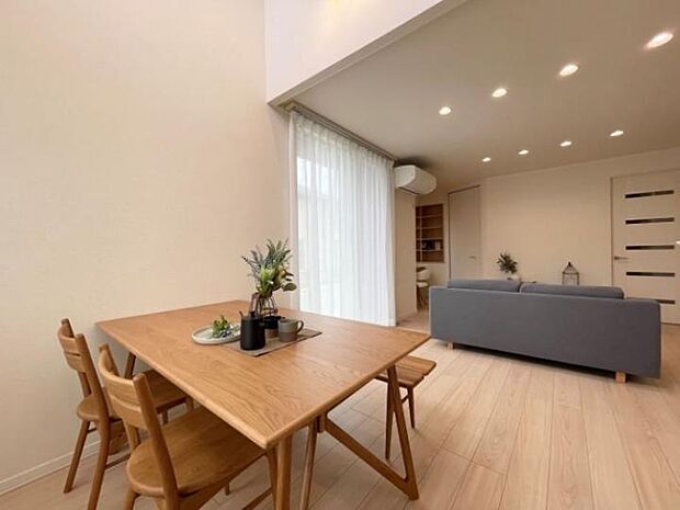 【E棟】キッチンからご家族を見渡せる一体型のリビングでご家族の会話も弾みます。(2025年6月撮影)