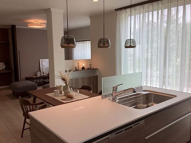 【キッチン】キッチン/リビングも見渡せる開放的なキッチンは家族のコミュニケーションの中心になります。(2025年7月撮影)