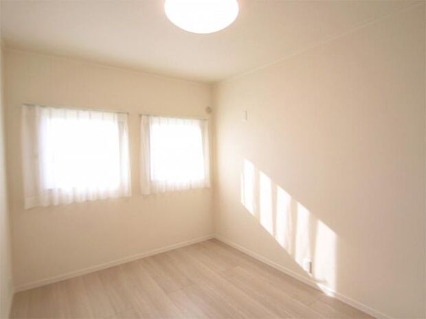 【2階洋室】2階洋室/各部屋に広い窓がついているので日中は照明をつけていなくても明るい空間で生活可能です。(2024年11月撮影)