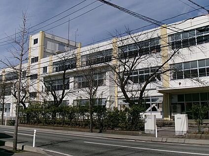 東小学校 約890m(徒歩12分)